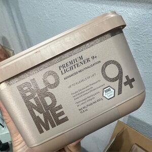 BlondMe Premium Lightener 9+